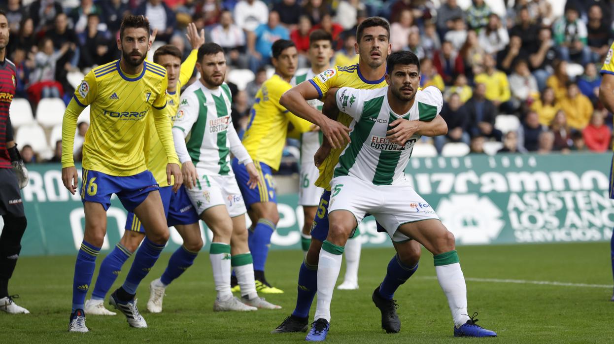 Aythami espera un centro en una acción a balón parado del Córdoba CF-Cádiz CF