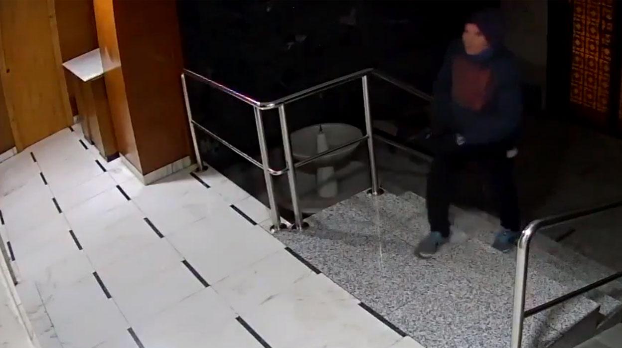 La Policía Nacional busca a este hombre por ser el posible autor del fuego que causó la tragedia