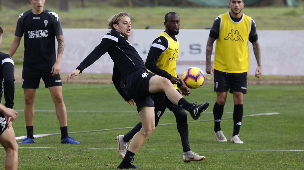 Javi Lara, en el entrenamiento del miércoles junto a Blati, cayó lesionado unos minutos después