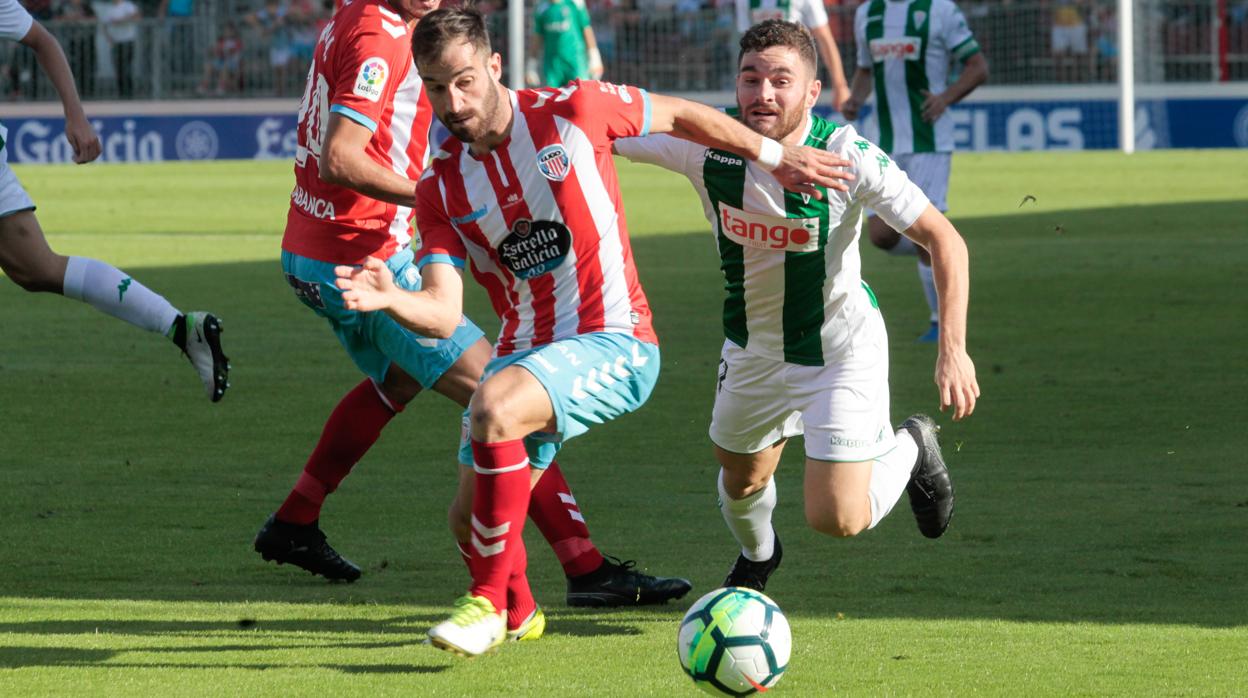 El excordobesista Campabadal presiona a Javi Galán, en el Lugo-Córdoba del año pasado