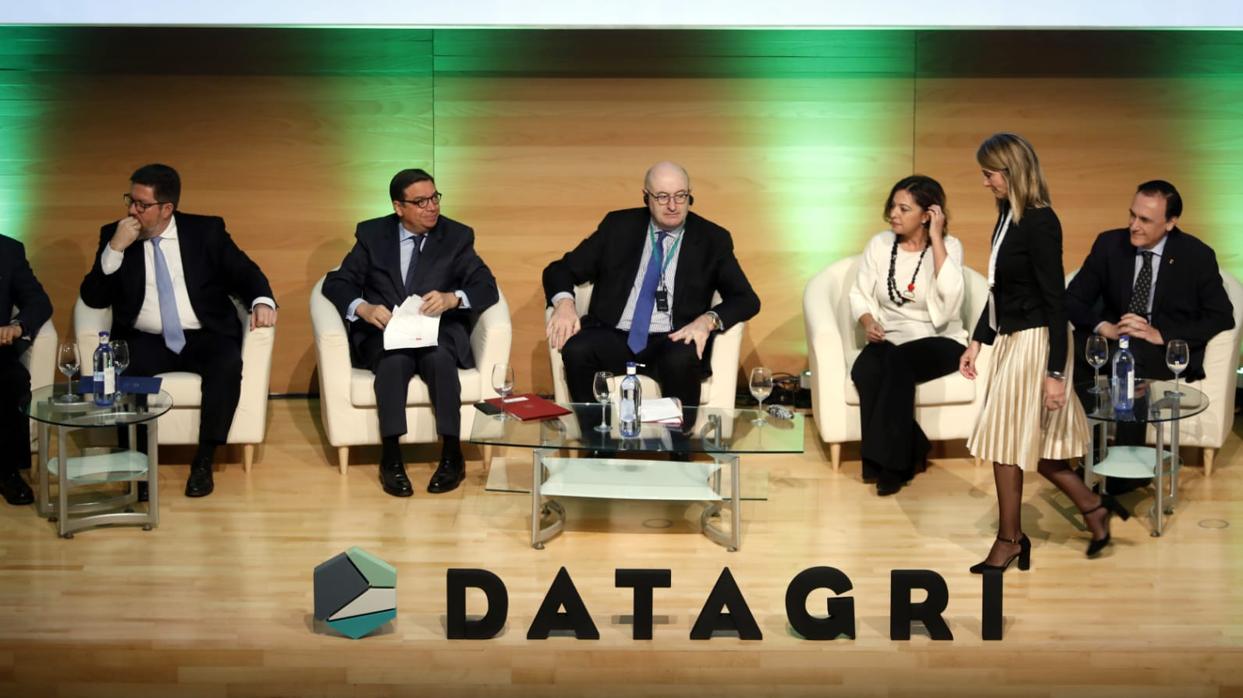 El comisario europeo junto al ministro de Agricultura y la alcaldesa de Córdoba