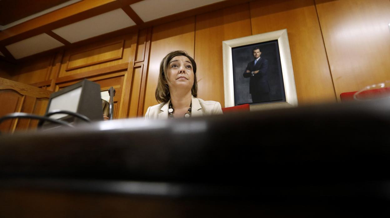 La alcaldesa, Isabel Ambrosio, poco antes de comenzar un Pleno del Ayuntamiento de Córdoba