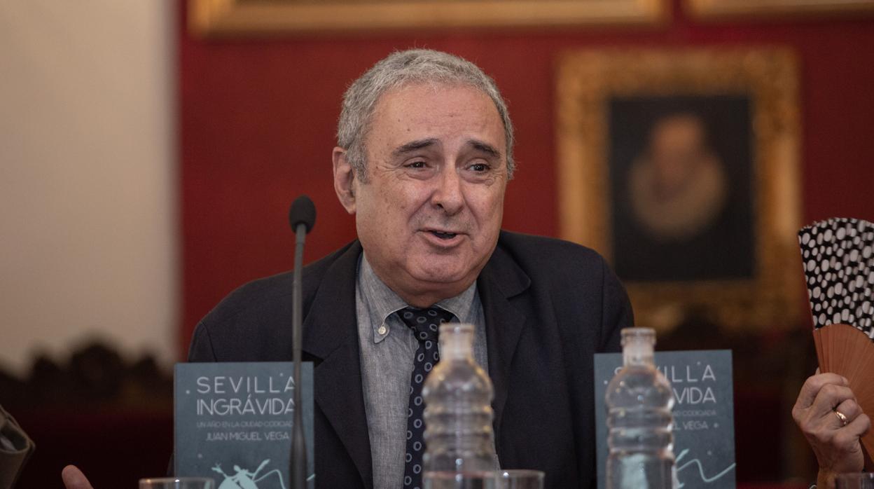 Rafael Valencia en la presentación de un libro en Sevilla