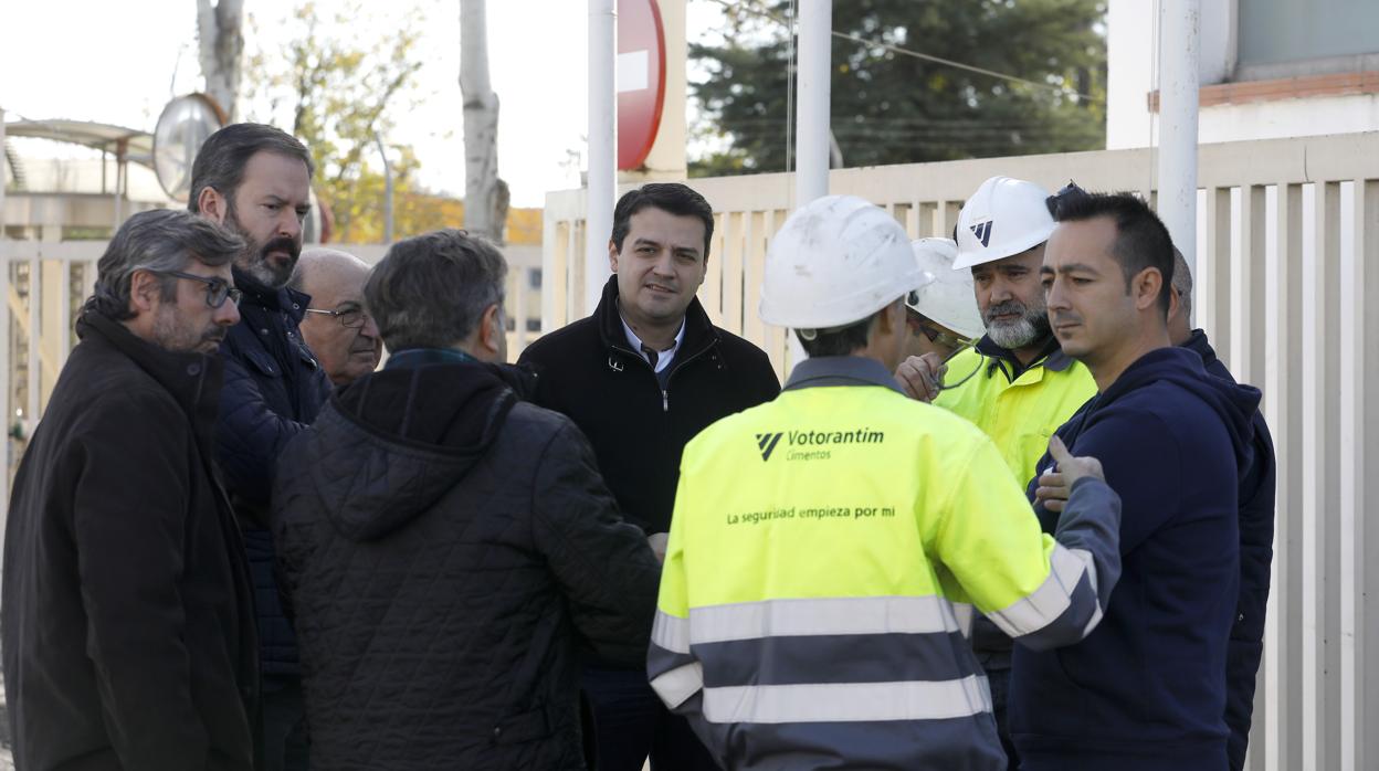Trabajadores de Cosmos reunidos con el PP
