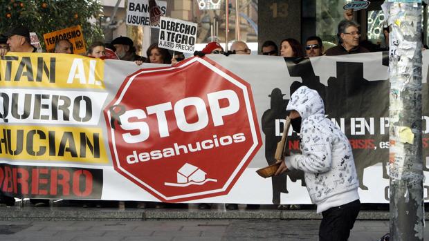 Suspenden el desahucio de una pareja con tres hijos menores de Granada