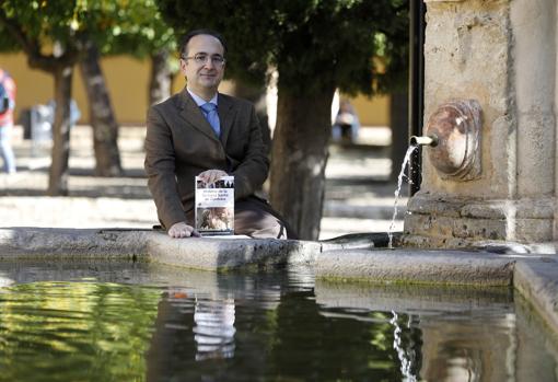 El periodista y escritor, junto a la fuente del templo diocesano
