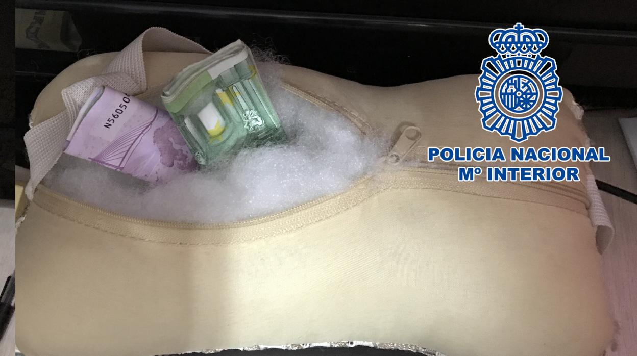 Imagen de parte del dinero encontrado por los agentes en los registros.