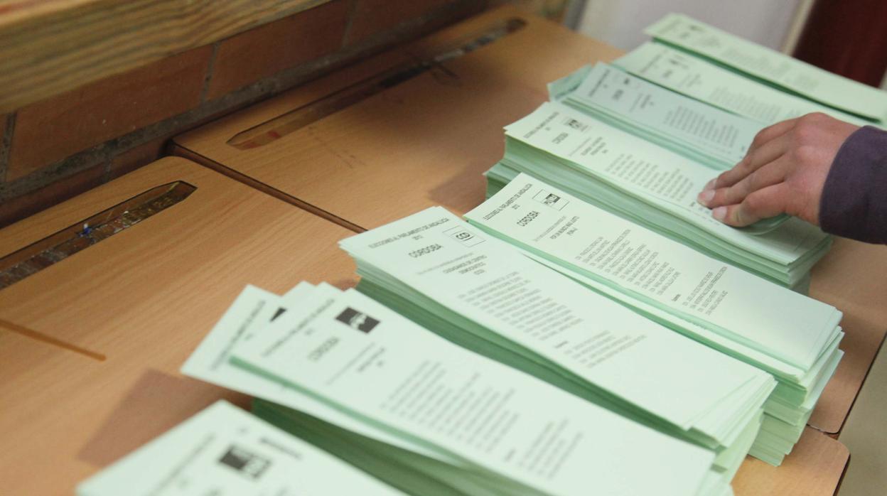 Papeletas electorales de las elecciones autonómicas de 2015 en Córdoba