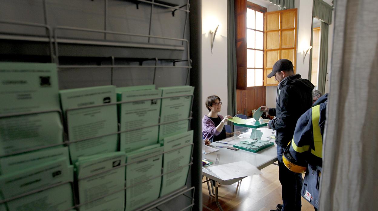 Votación en un colegio electoral de Córdoba en las anteriores ediciones autonómicas