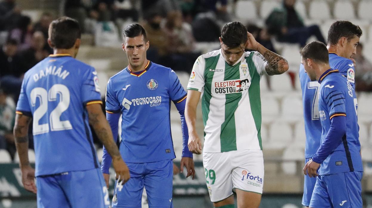 Erik Expósito, rodeado de jugadores del Getafe