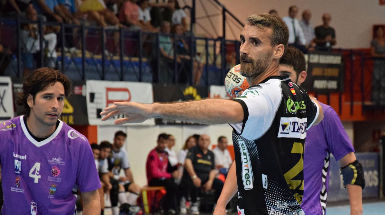 José Antonio Vázquez «Chispi» se prepara para realizar un lanzamiento