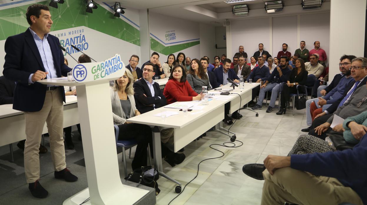 Juanma Moreno se dirigió a los miembros de la Junta Directiva del PP de Sevilla que analizó los resultados electorales del 2-D