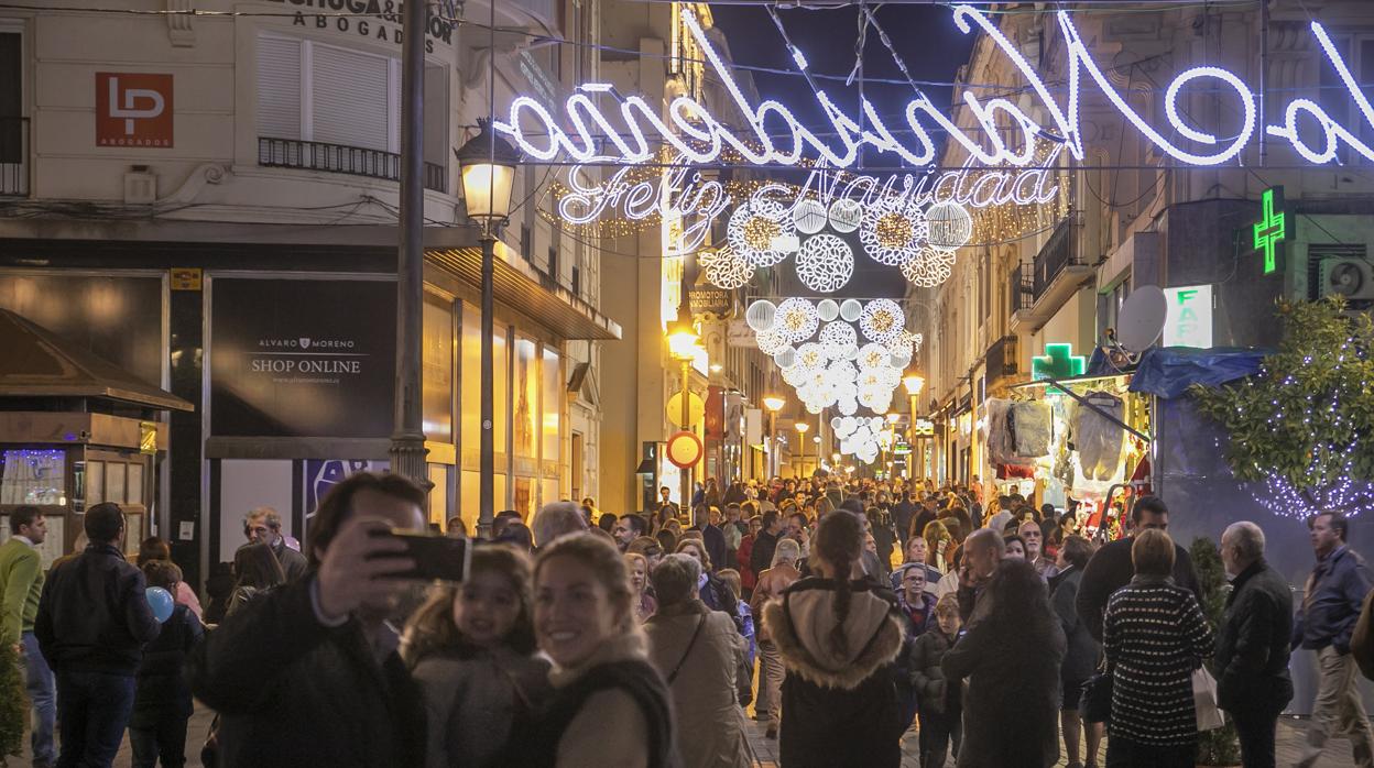 Una familia se hace una foto en la embocadura de la calle Gondomar