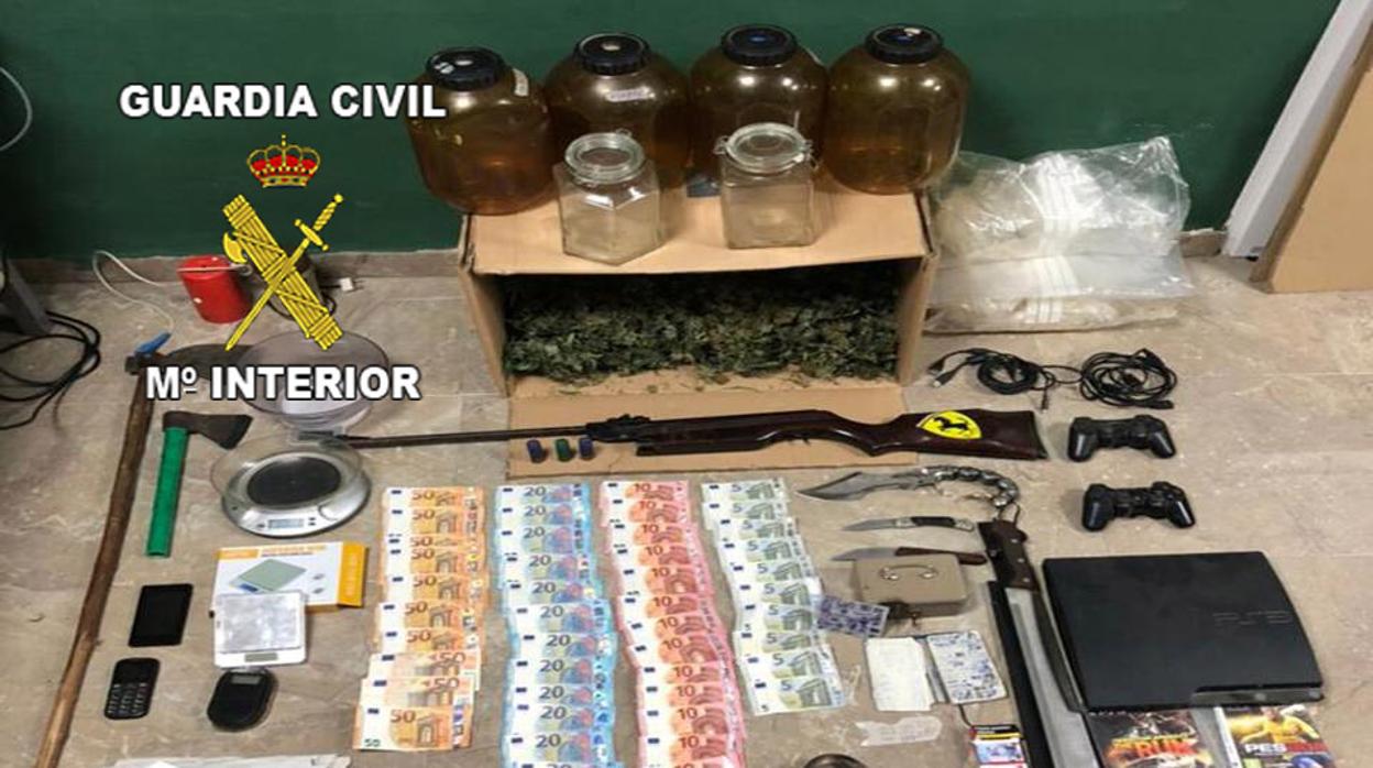 Droga, dinero, armas y otros objetos descubiertos en los registros