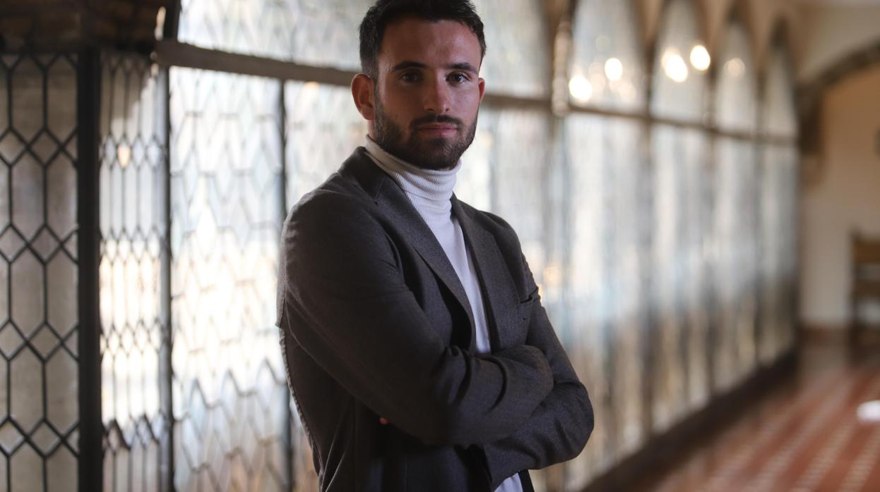 El jugador del Córdoba CF Sebas Moyano posa en el Círculo de la Amistad