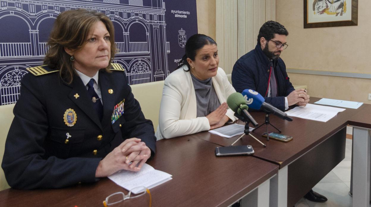 Jefa de la Policía Local, alcaldesa y concejal de Seguridad Ciudadana de Almonte en rueda de prensa