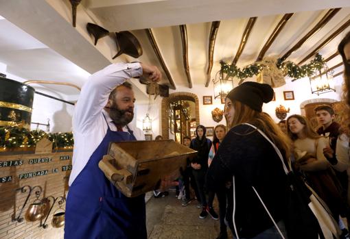 Anselmo Córdoba muestra el proceso de fabricación del anís