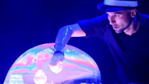 Javier Urbina en uno de sus espectáculos