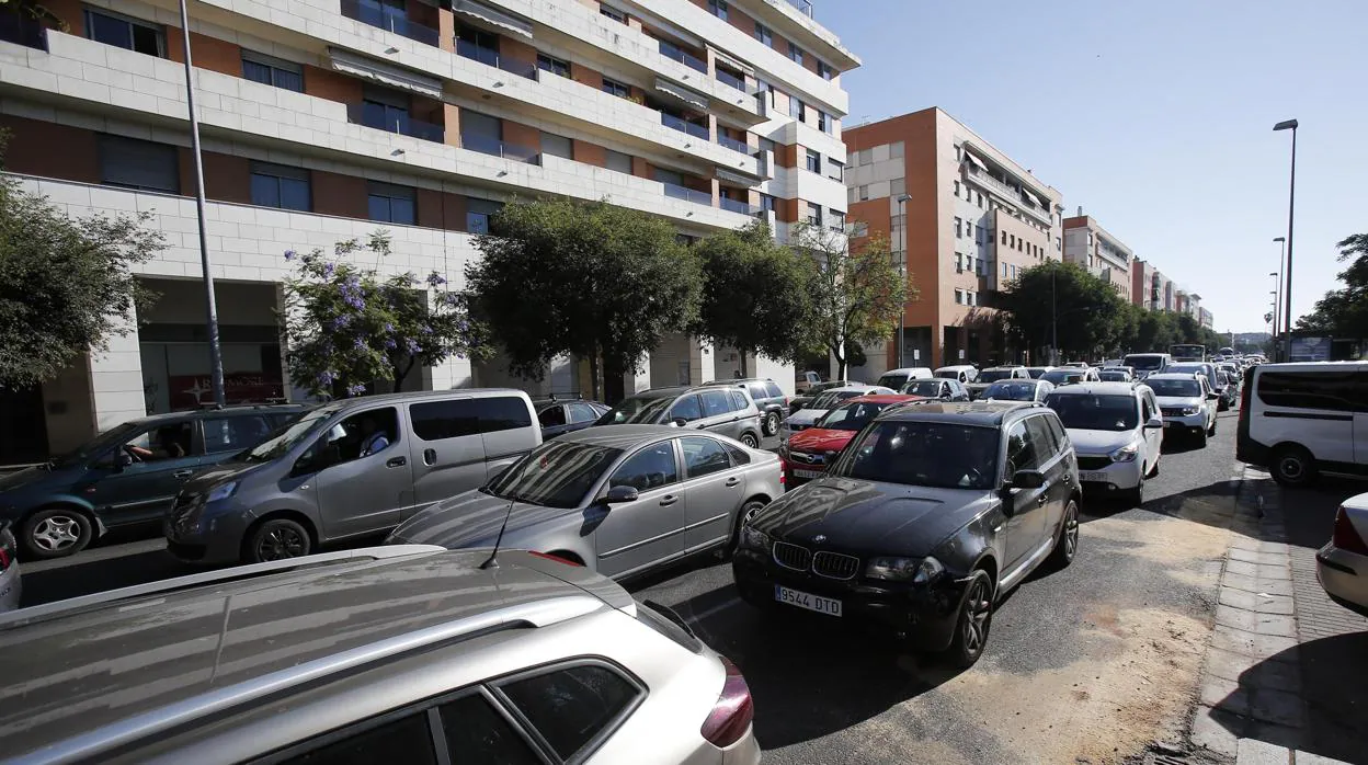 Atasco de coches en el Vial Norte de Córdoba.