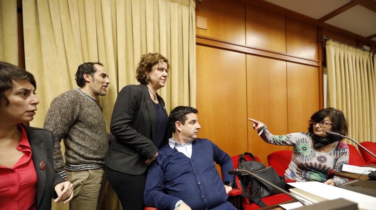 La delegada de Hacienda, Alba Doblas, junto al resto de concejales de IU