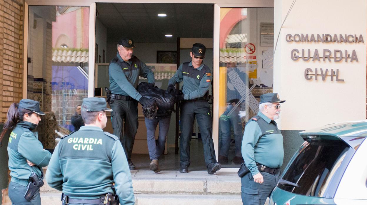 El autor confeso del crimen saliendo de la Comandancia de Huelva