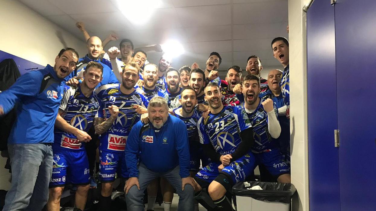 Los jugadores del Ángel Ximénez celebran en el vestuario