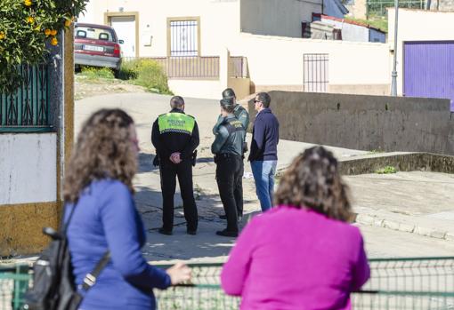 Vecinos del pueblo cerca del lugar de los hechos