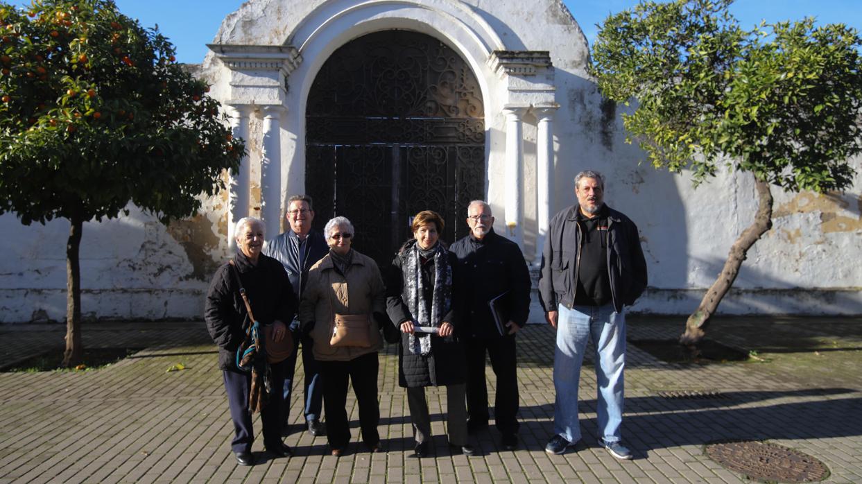 Los miembros de la plataforma que pide un centro de día, ante el antiguo cuartel de Lepanto