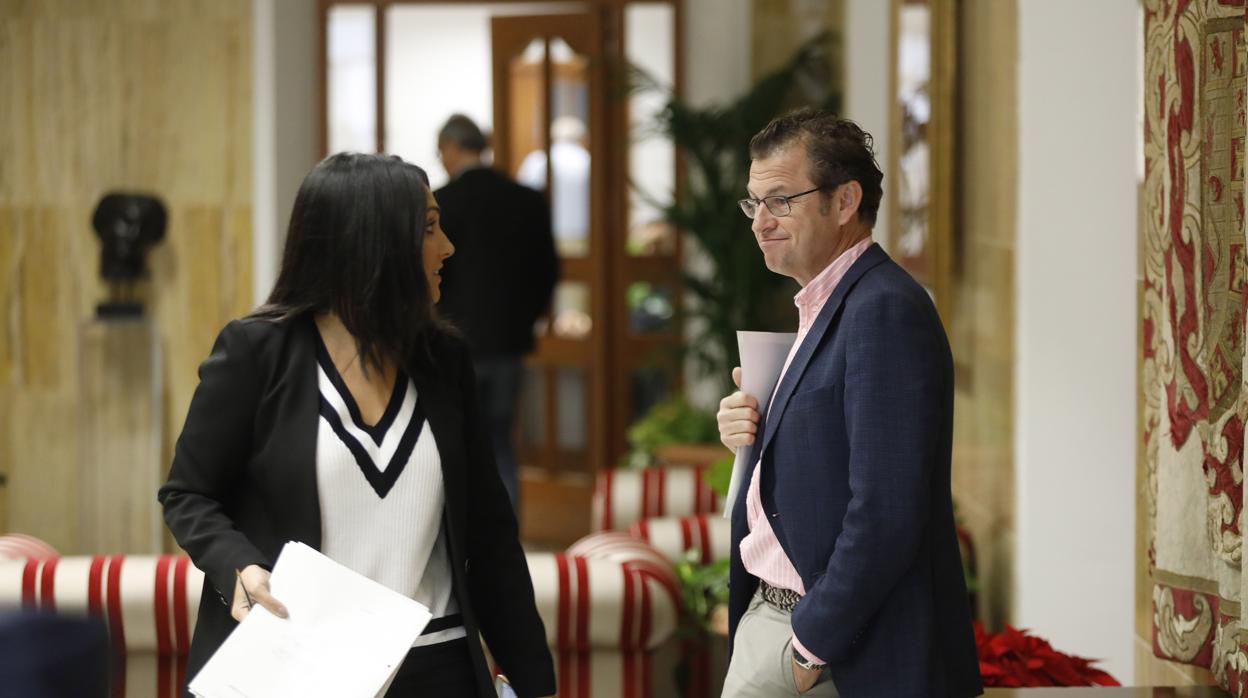 Dorado, junto a Carmen González, portavoz del PSOE