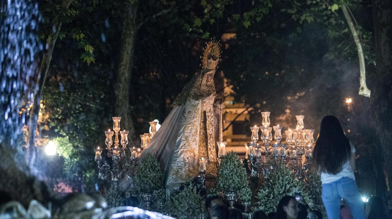Virgen de la Merced atravesando los jardines de Colón con motivo de su salida extraordinaria