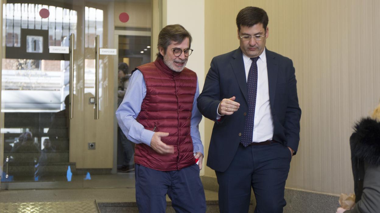 Carlos González y Jesús León salen de la notaría en Madrid donde firmaron la compraventa