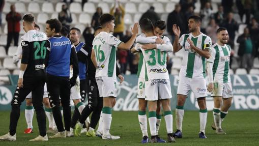 La plantilla celebra la última victoria, ante Las Palmas