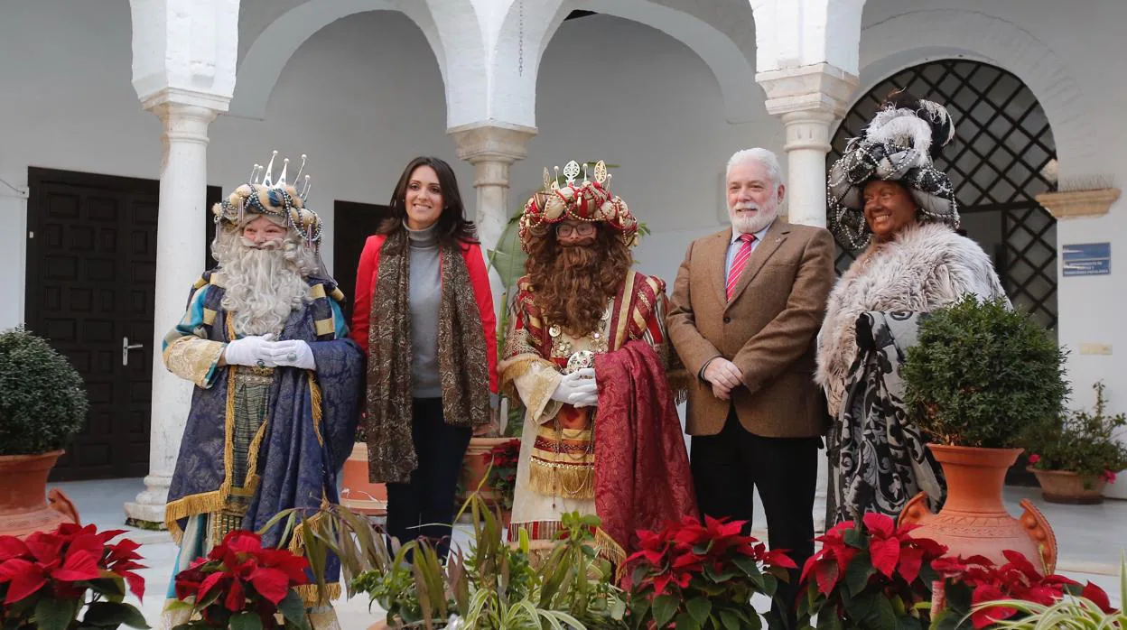 Los Reyes Magos junto a la edil de Fiestas, Carmen González, y el presidente de las Peñas