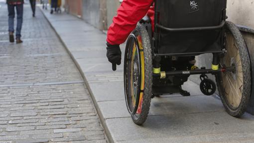 Una persona en silla de ruedas circula por Córdoba