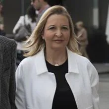 La exsecretaria general de la Alhambra, Victoria Chamorro, cuando acudió al juzgado por el caso de las audioguías