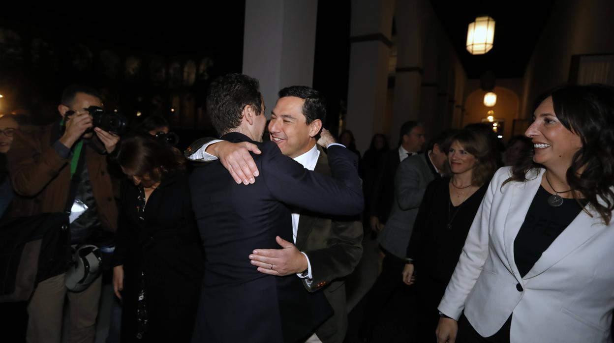El seguro candidato a presidir la Junta Juanma Moreno recibe el abrazo de García Egea
