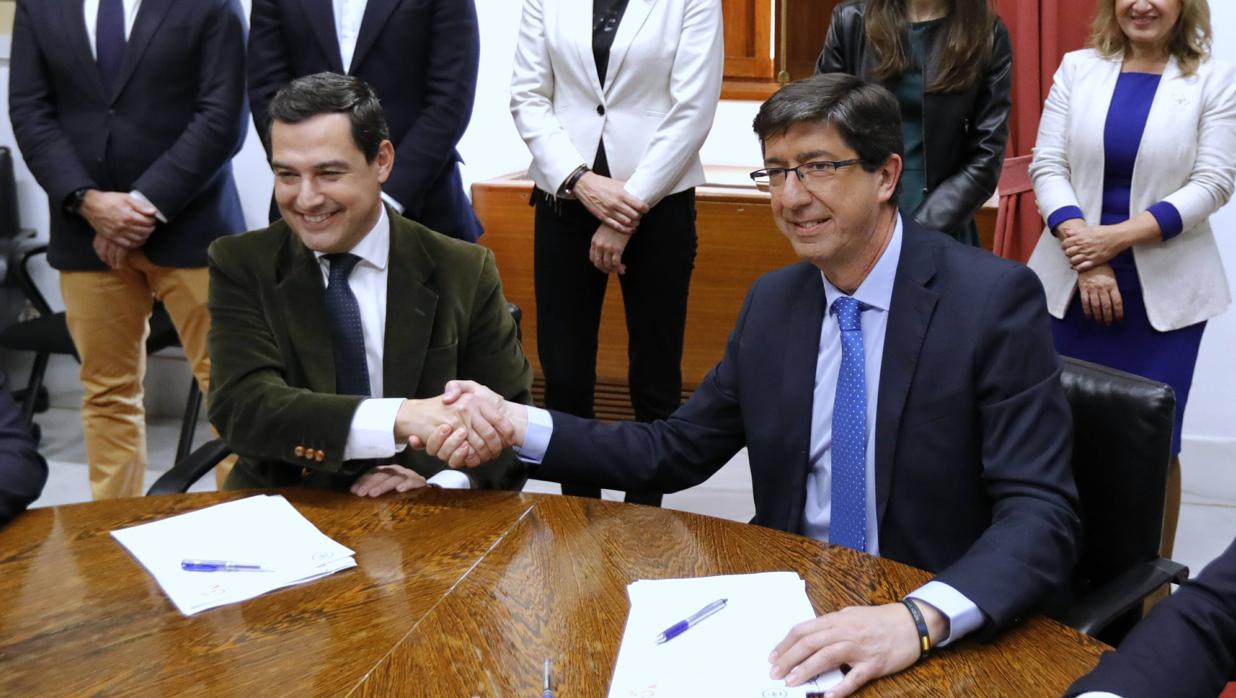 Juanma Moreno y Juan Marín en la firma del pacto de Gobierno