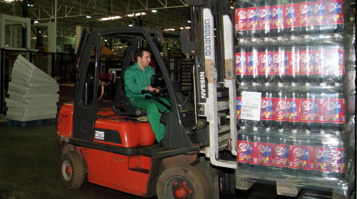 Un operario de la empresa traslada un pallet de producto embotellado