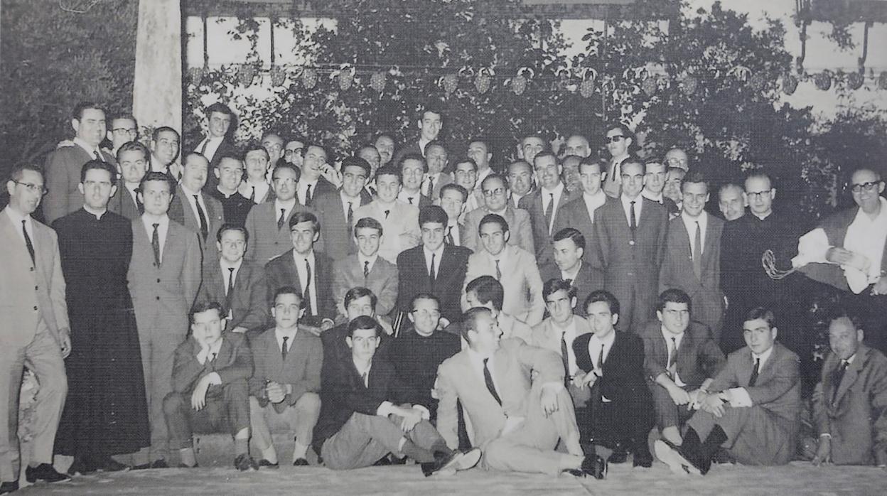 Loring, a la derecha con sotana con la primera promoción de la Escuela