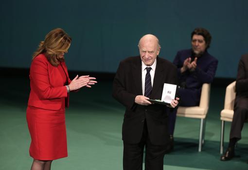 Susana Díaz le entrega la Medalla de Andalucía a Loring en 2016