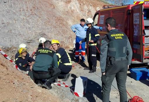Foto de la intervención para sacar al pequeño del pozo