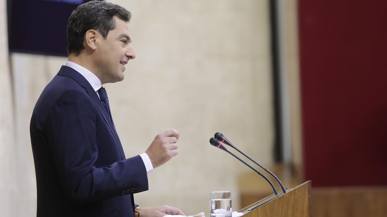 Juanma Moreno, ante la atenta mirada de Susana Díaz