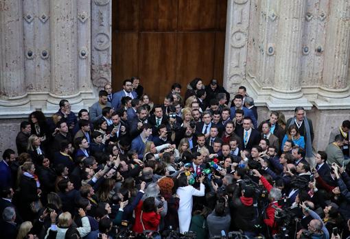 Juanma Moreno, entre una nube de periodistas