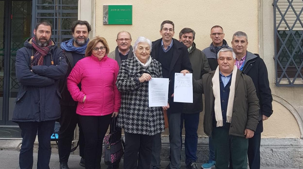 Miembros de la plataforma Jaén Merece Más tras registrar la petición de un encuentro con Juanma Moreno