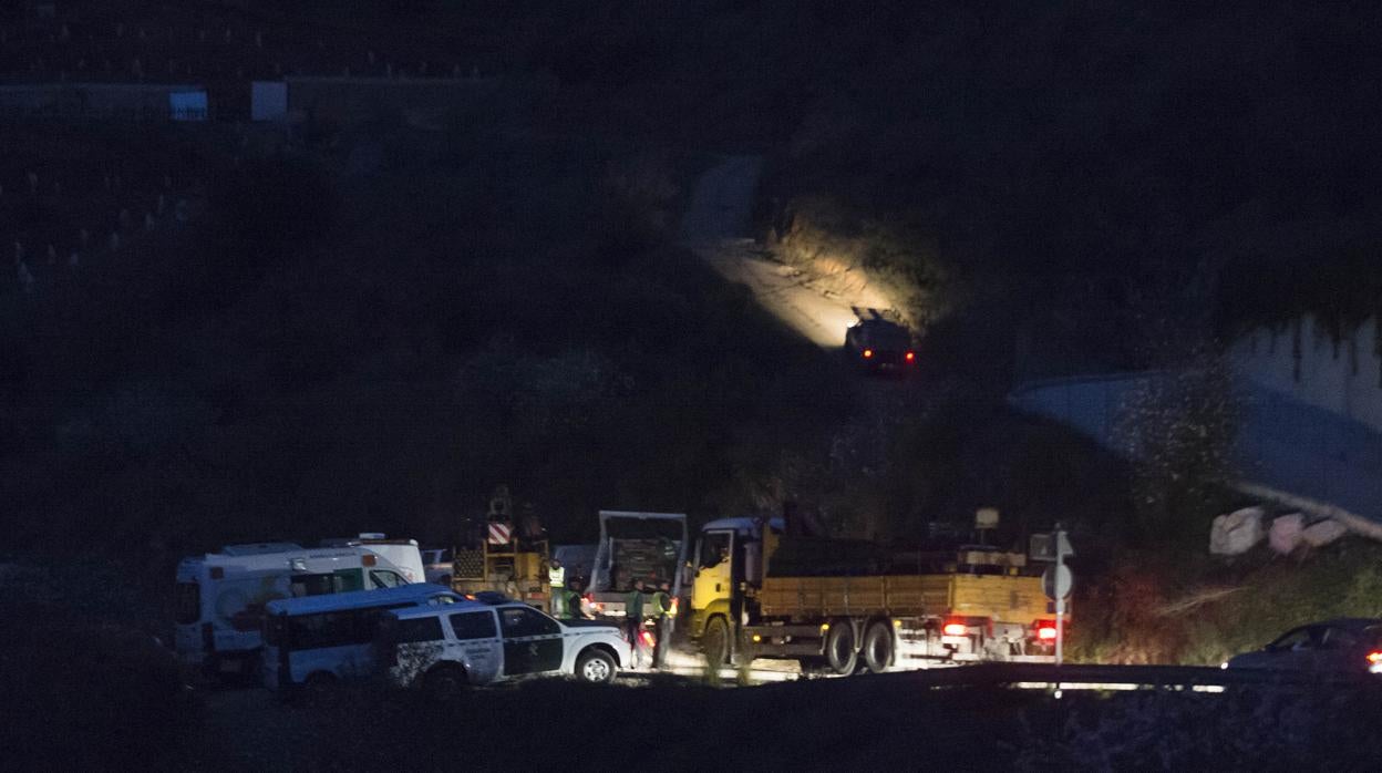 Trabajos nocturnos en la finca de Totalán