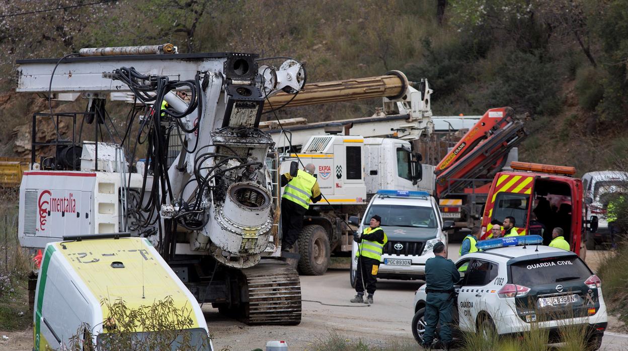 Llegada de maquinaria pesada que se incorpora a los trabajos de rescate de Julen