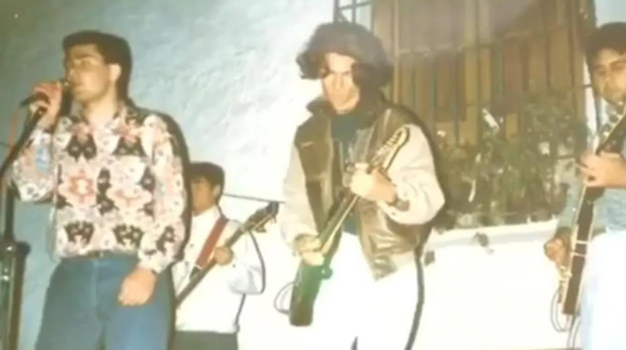 Juanma Moreno, a la izquierda, en un concierto con una de sus formaciones musicales