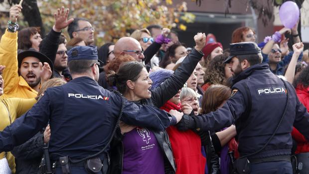Escrache feminista a las puertas del Parlamento andaluz
