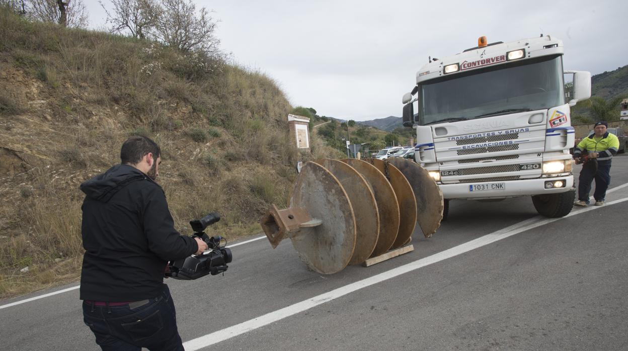 Brocas de la tuneladora en la carretera cercana al pozo donde está atrapado el niño