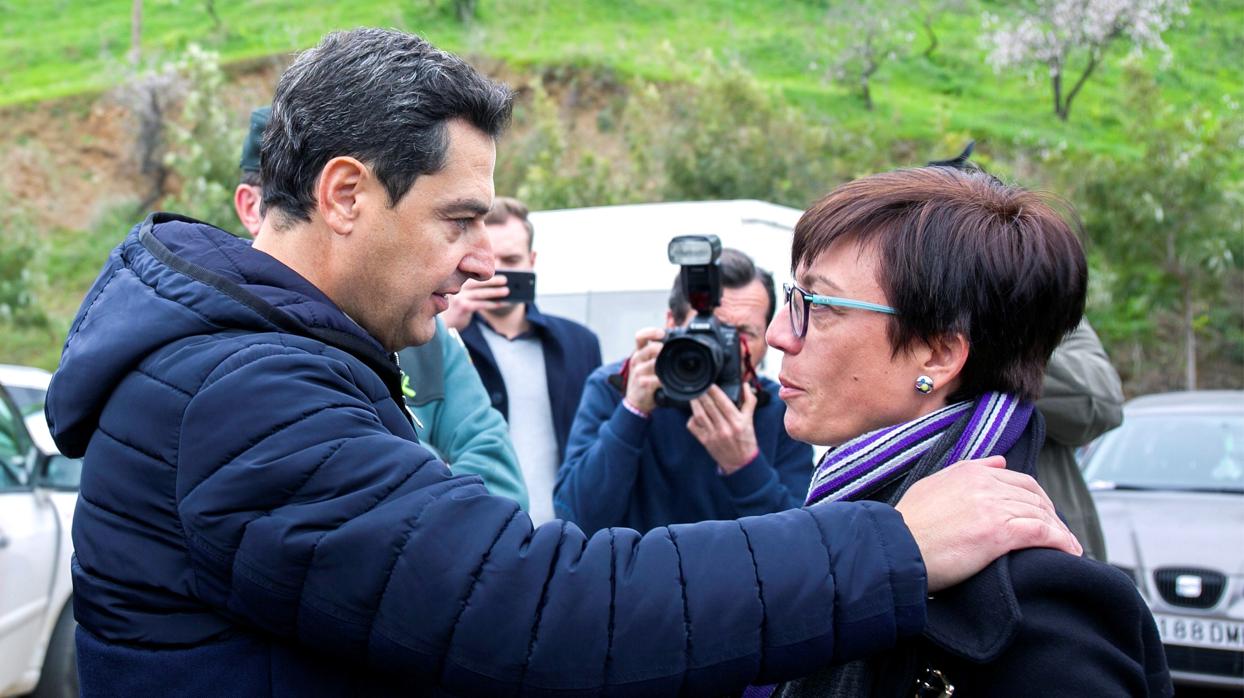 Juanma Moreno conversa con la subdelegada del Gobierno de Málaga, María Gámez, en Totalán